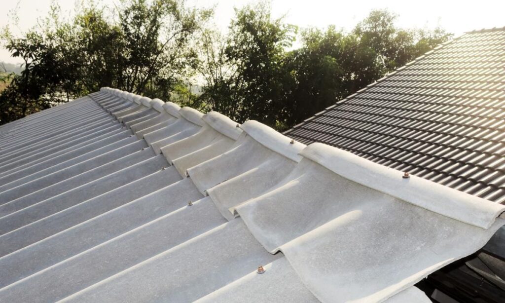 Waspadai bahaya atap asbes untuk kamu, jangan abaikan risiko kesehatan dan lingkungan sekitarmu.